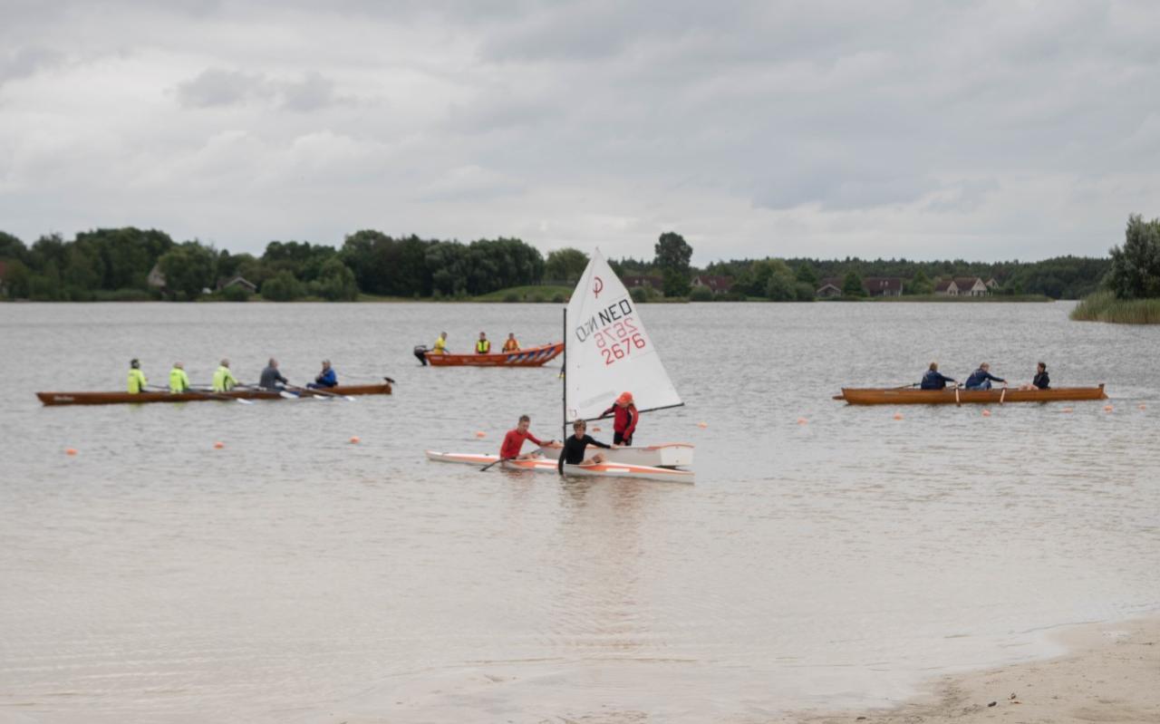 Het Waterspot Hotspot in Emmen is officieel geopend. Met roeien (links en rechts), reddingsbrigade (helemaal achter) en kanoën (voor) en zeilen (achter de kano). Het Waterspot Hotspot in Emmen is officieel geopend. Met roeien (links en rechts), reddingsbrigade (helemaal achter) en kanoën (voor) en zeilen (achter de kano).