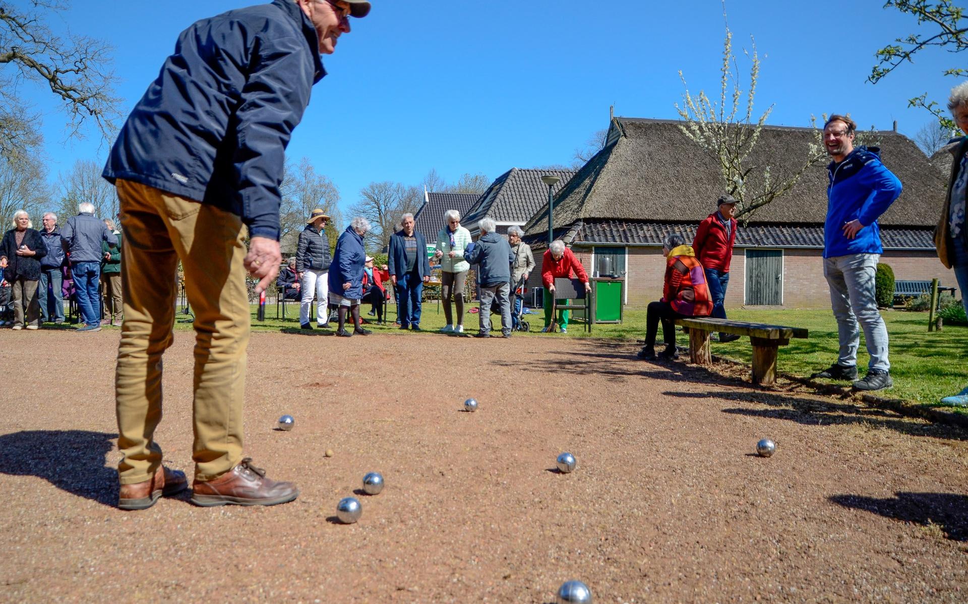 Jeu de boules-spelers uit Roden geven uitleg in Norg.