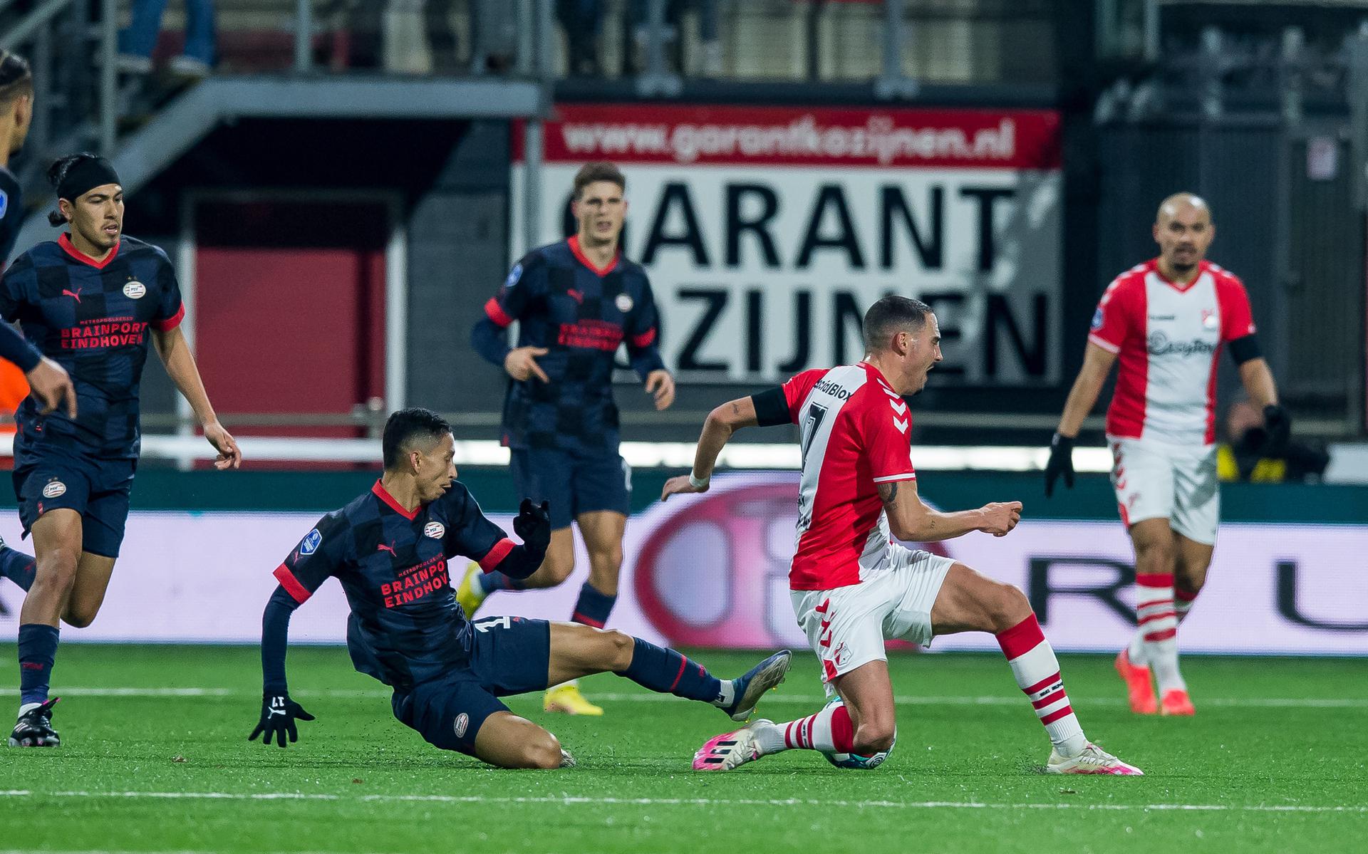 Mauro Jünior van PSV maakt een forse tackel op het kuitbeen van Rui Mendes. De aanvaller van FC Emmen ligt er wekenlang uit door een knieblessure.