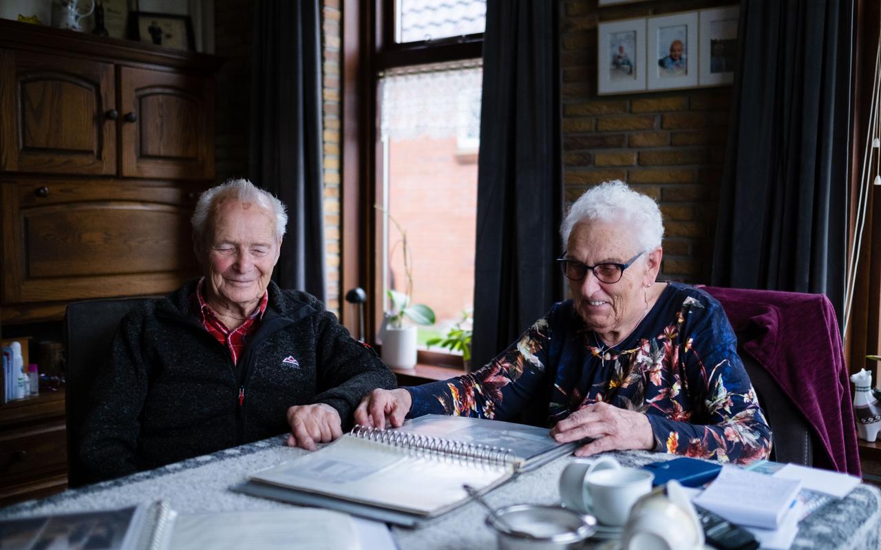 Derk (89) en Anneke (82) Mulder hebben jarenlang spullen ingezameld voor Polen onder de vlag van de stichting Eemsmond Helpt de Polen. De stichting stopt. Derk (89) en Anneke (82) Mulder hebben jarenlang spullen ingezameld voor Polen onder de vlag van de stichting Eemsmond Helpt de Polen. De stichting stopt.