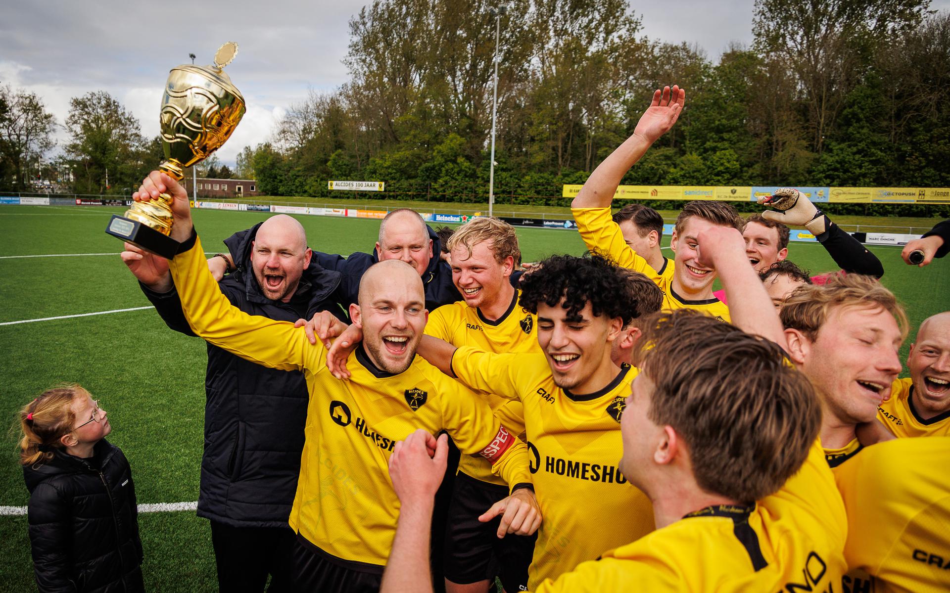 Zaterdagteam van Alcides uit Meppel wordt kampioen, stopt op de zaterdag en  stapt over naar de zondag - Dagblad van het Noorden