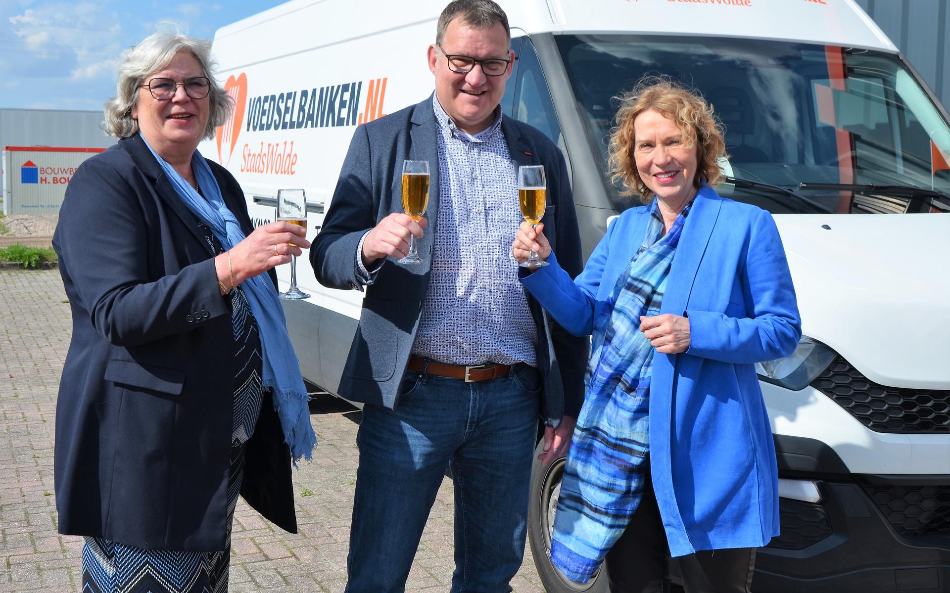 Voorzitter Goziena Brongers van de Voedselbank StadsWolde en de wethouders Jur Mellies van Stadskanaal en Giny Luth van Westerwolde.