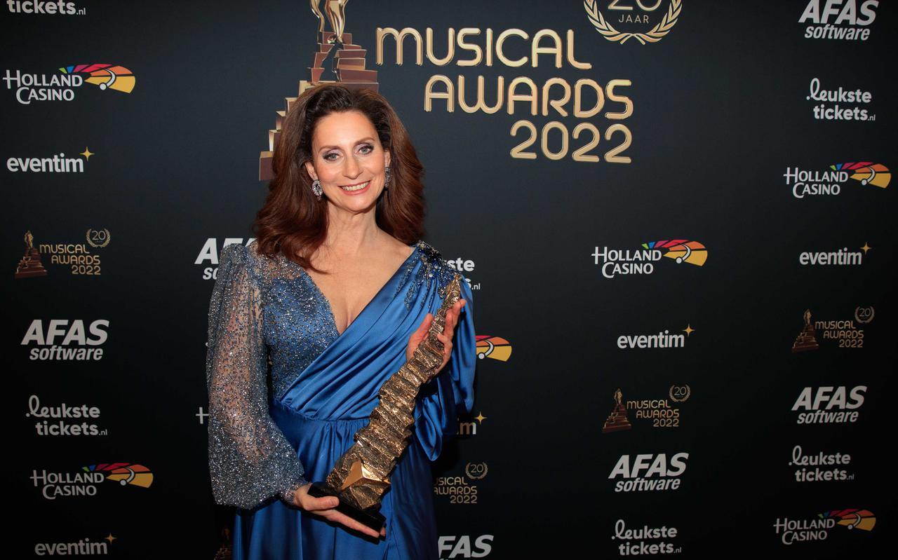 Pia Douwes toont de Oeuvre Award die ze won tijdens de twintigste editie van het Musical Awards Gala in Rotterdam Ahoy.