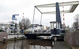 De befaamde Wedderklap, de brug over het Pekelder Diep bij winkelcentrum De Helling in Oude Pekela.