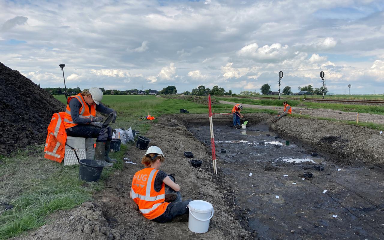 Archeologen hebben — samen met een legertje vrijwilligers — nog tot in oktober de handen vol met opgravingen bij Adorp.