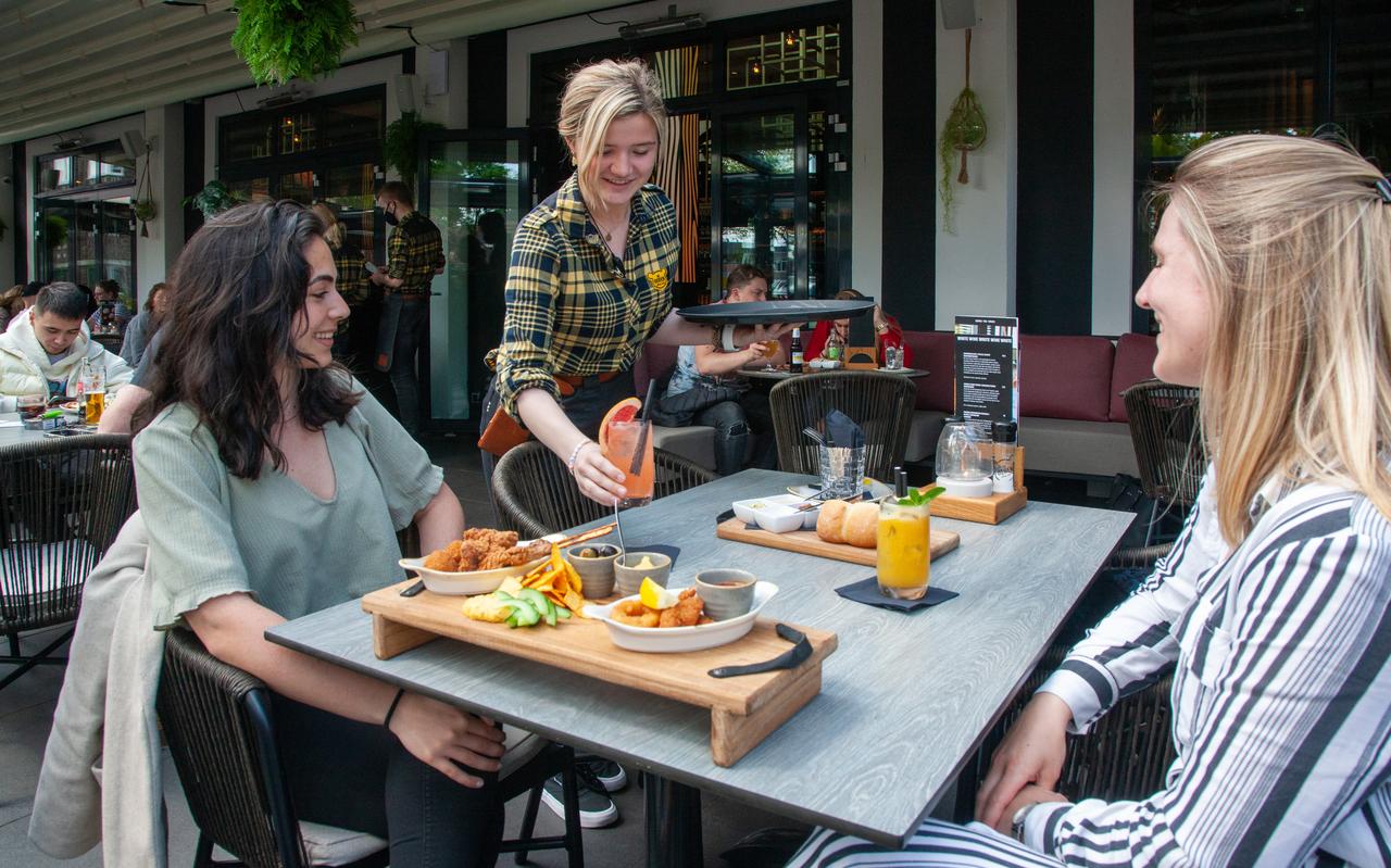 Geen terrasje pakken of warm binnen zitten bij De Beren in Hoogeveen. Geen terrasje pakken of warm binnen zitten bij De Beren in Hoogeveen.