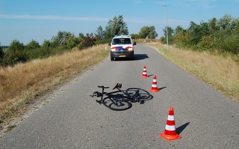 De plek waar de wielrenner is gevonden, is afgezet door de politie.