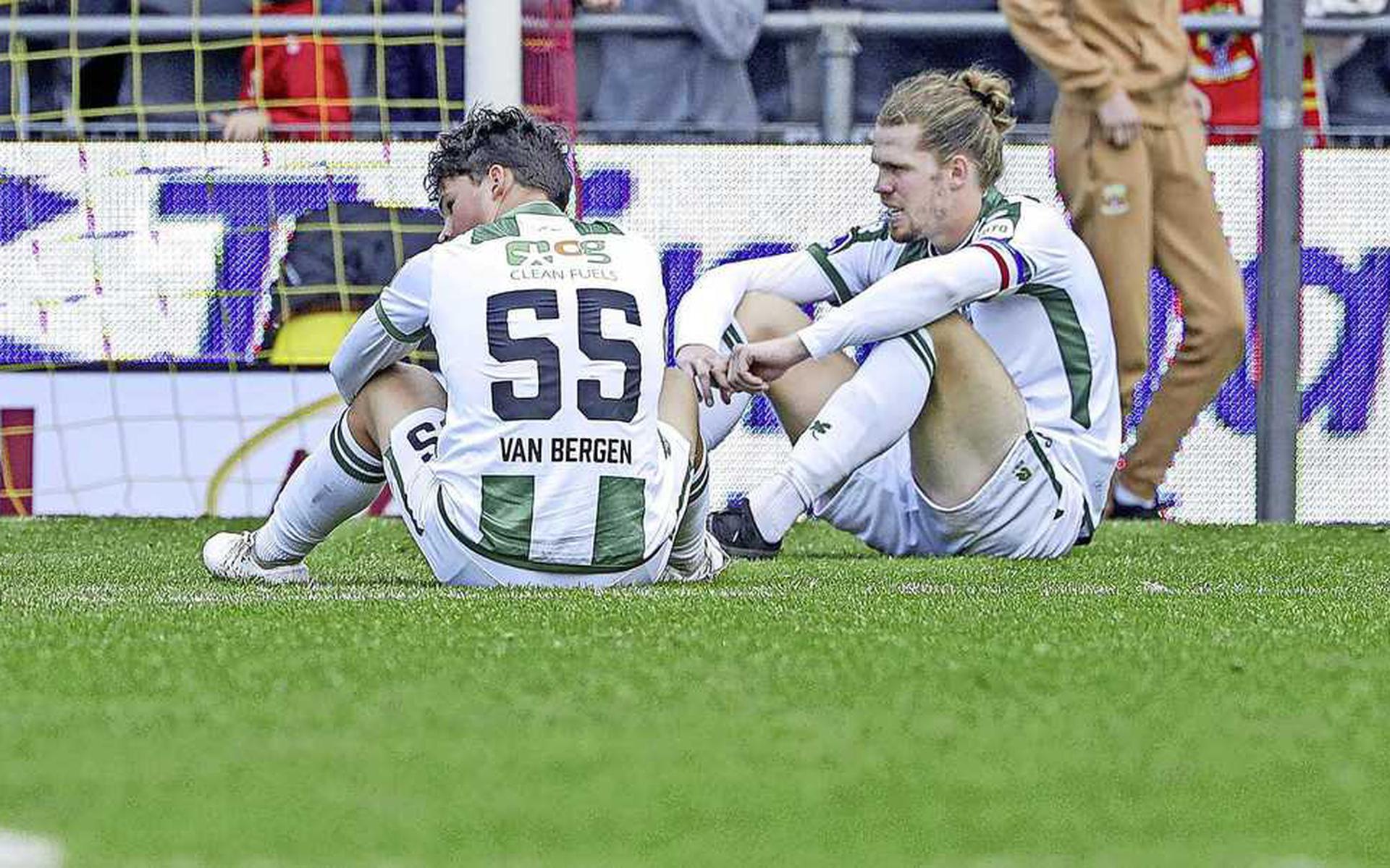 Verslagenheid bij FC Groningen-spelers Thom van Bergen en Mads Bech Sørensen na de degradatie afgelopen zondag.