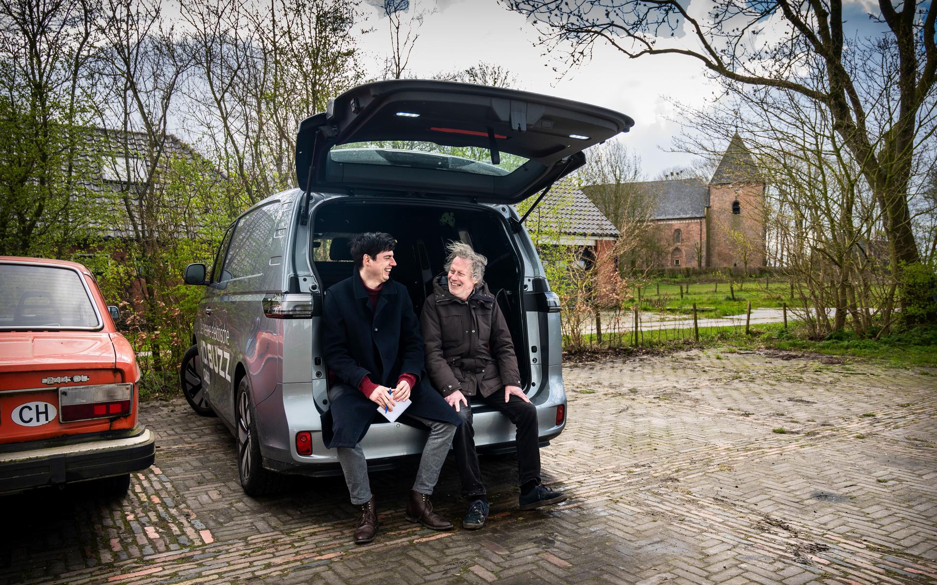 Verslaggevers Remco van Veluwen (links) en Mannus van der Laan in Huizinge voor het Rondje Ereschuld.