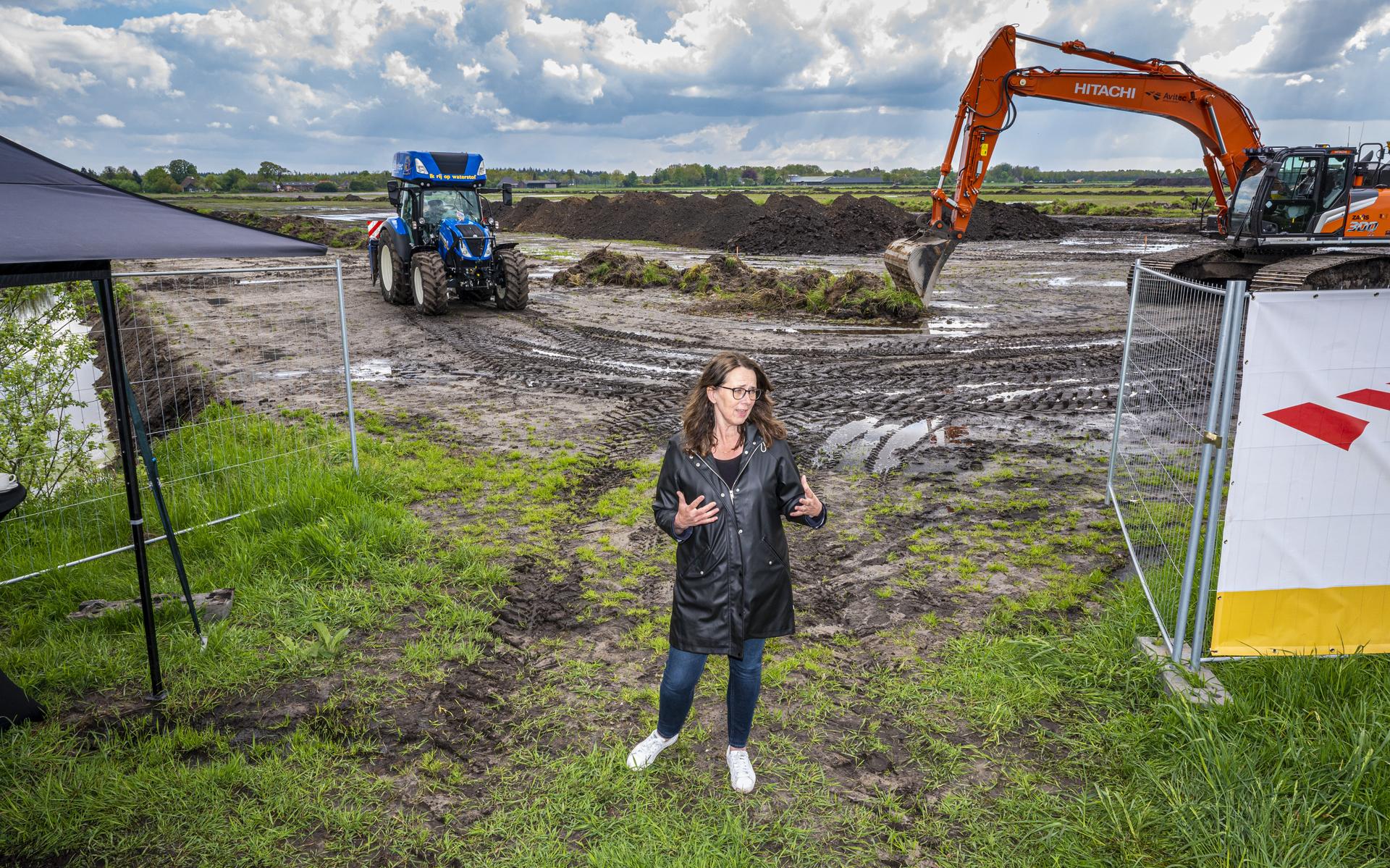 Voormalig wethouder Karin Dekker van Assen geeft het startsein voor de verdere uitbreiding van de nieuwe woonwijk Kloosterveen in de Drentse hoofdstad.