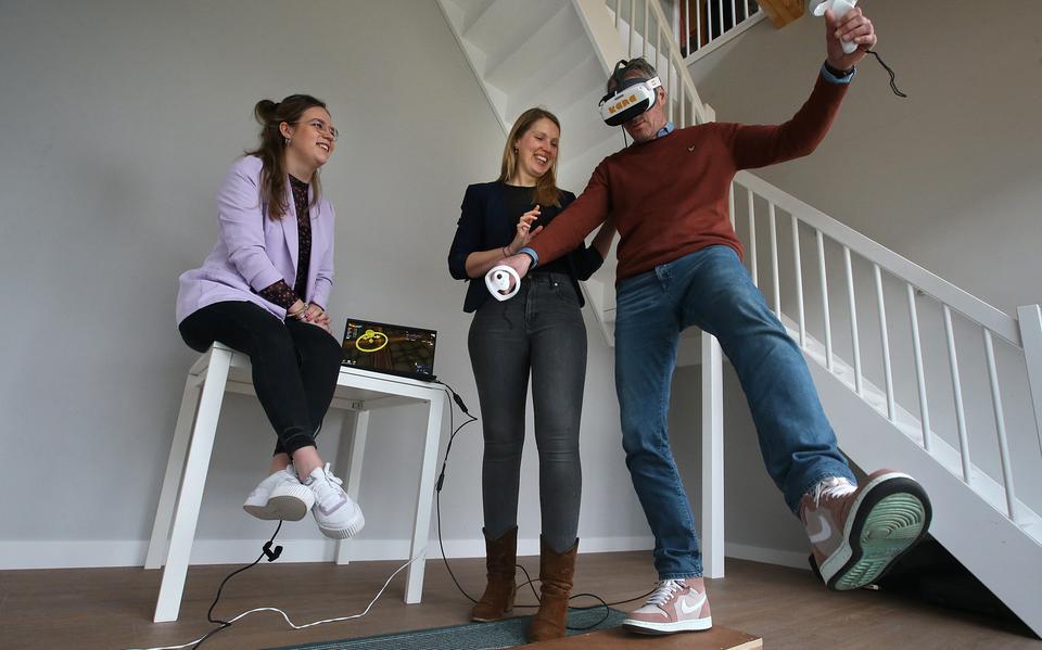 Anne Dora Winius en Afke Link helpen mensen met virtual reality om angst- en stressklachten te bestrijden.