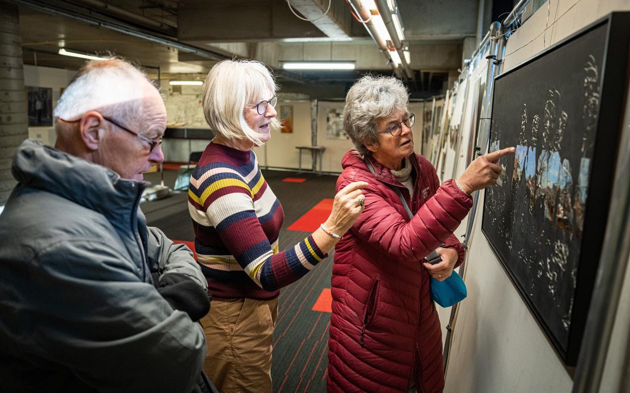 Hinnie Steenbruggen (midden) geeft uitleg bij haar kunstwerk in de Biotoop in Haren. Hinnie Steenbruggen (midden) geeft uitleg bij haar kunstwerk in de Biotoop in Haren.