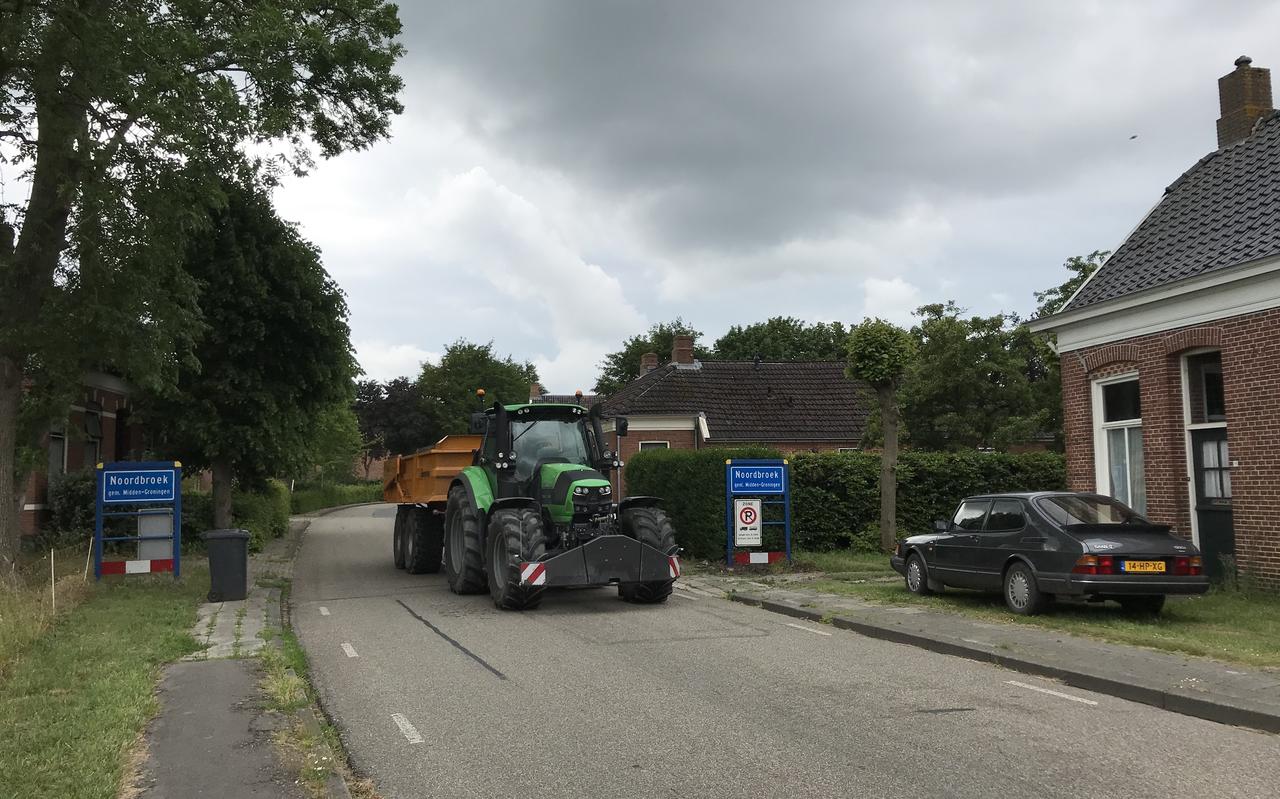 Zwaar landbouwverkeer door de Hoofdstraat van Noordbroek is al tijdenlang een discussiepunt. Initiatiefnemers van een zonnepark denken het ei van Columbus te hebben gevonden. Zwaar landbouwverkeer door de Hoofdstraat van Noordbroek is al tijdenlang een discussiepunt. Initiatiefnemers van een zonnepark denken het ei van Columbus te hebben gevonden.