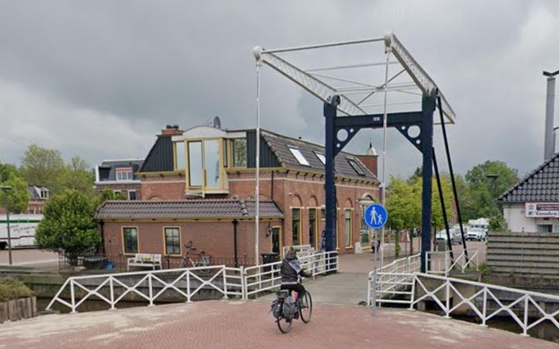 De voetgangers- en fietsersbrug over het Muntendammerdiep. 