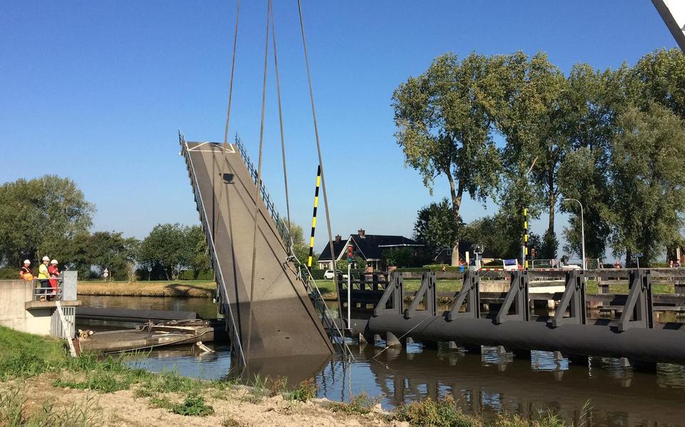 De Paddepoelsterbrug vlak na de aanvaring in 2018. 
