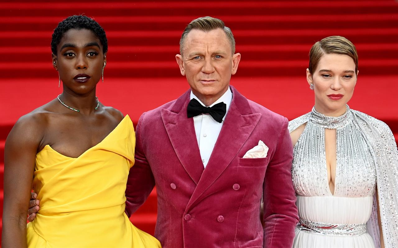 Daniel Craig en medespelers Lashana Lynch (links) en Lea Seydoux op de rode loper voorafgaand aan de wereldpremière van No Time to Die in Londen. Daniel Craig en medespelers Lashana Lynch (links) en Lea Seydoux op de rode loper voorafgaand aan de wereldpremière van No Time to Die in Londen.
