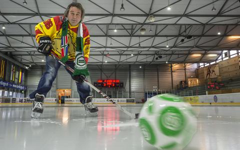 Jacob van Gelder, voorzitter van Gemeentebelangen Tynaarlo, hier als voorzitter van Groninger ijshockeyclub GIJS.