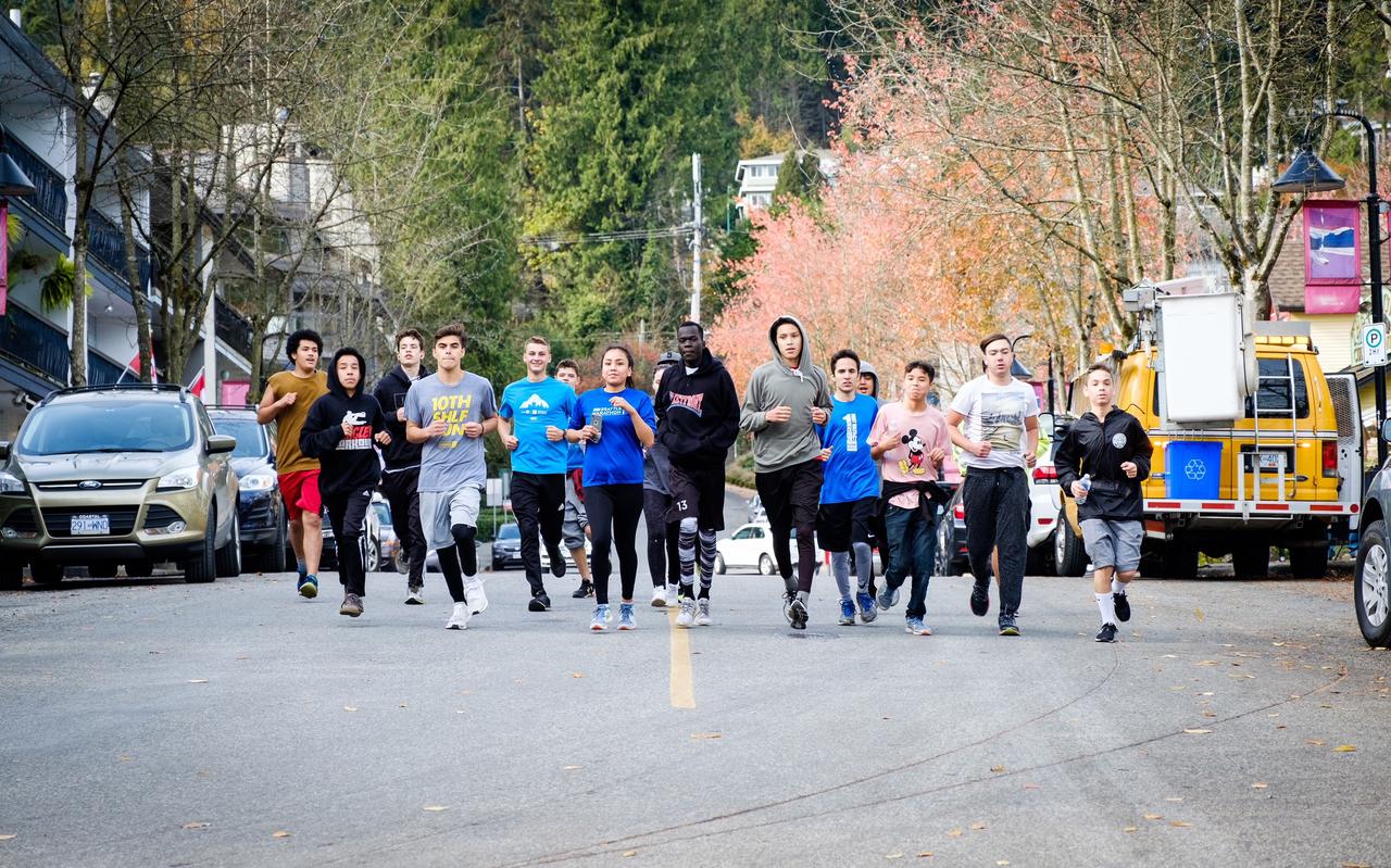 Op de highschool Streetfront in Vancouver leren probleemjongeren door het lopen van marathons met hun problemen om te gaan. 