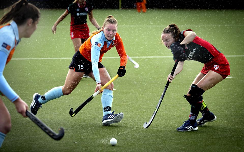 Claire Fischer van Hockeyclub Groningen in actie in de stromende regen.