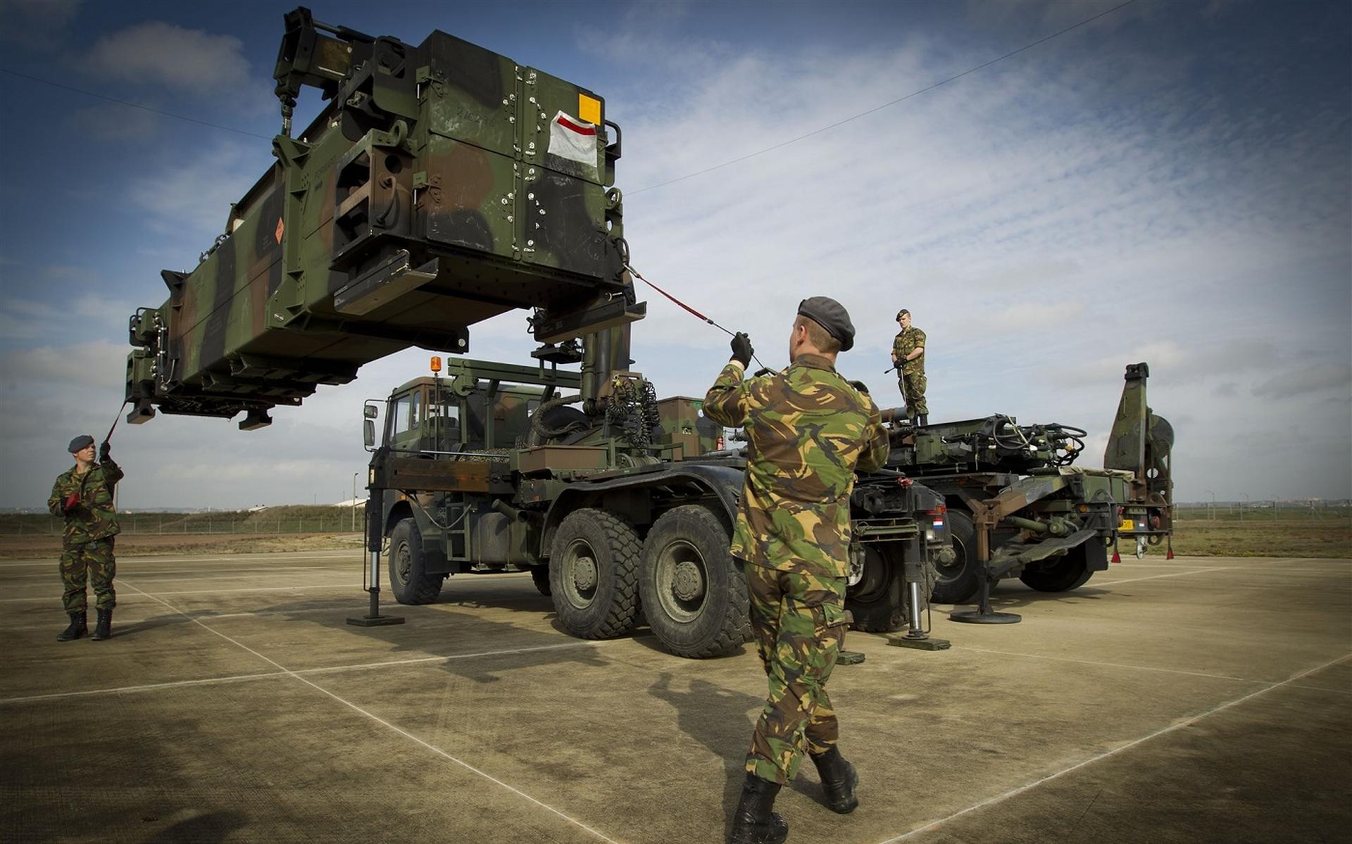Turkije, 2013. Een Nederlandse eenheid laadt lanceerbuizen met Patriotraketten op een truck. De Patriots moesten de Turken destijds beschermen tegen raketten uit Syrië. GKN Aerospace in Hoogeveen maakt lanceerbuizen voor Patriotraketten.