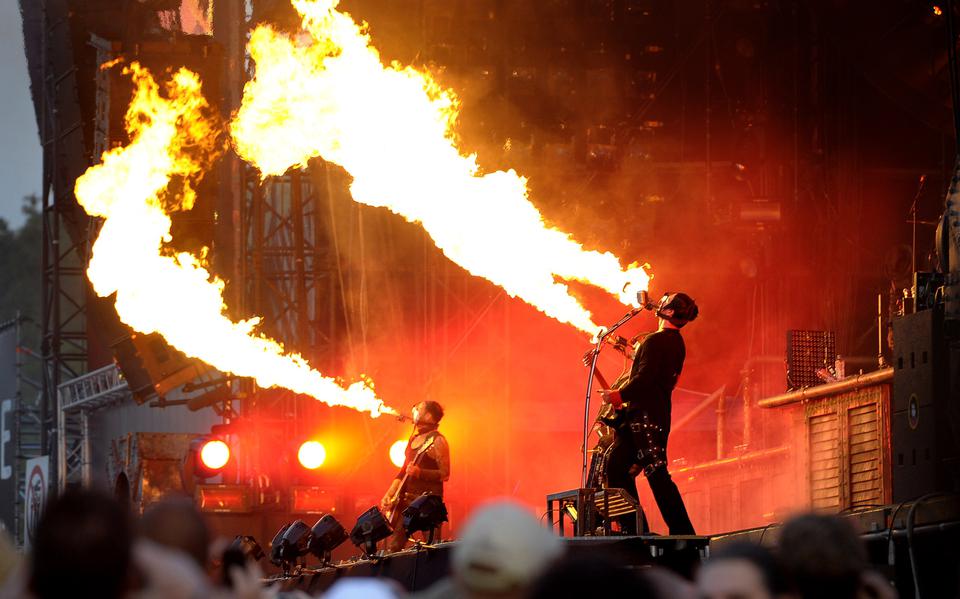 Rammstein tijdens Pinkpop in Landgraaf, 2010. De shows van de band gaan gepaard met een hoop vuur.