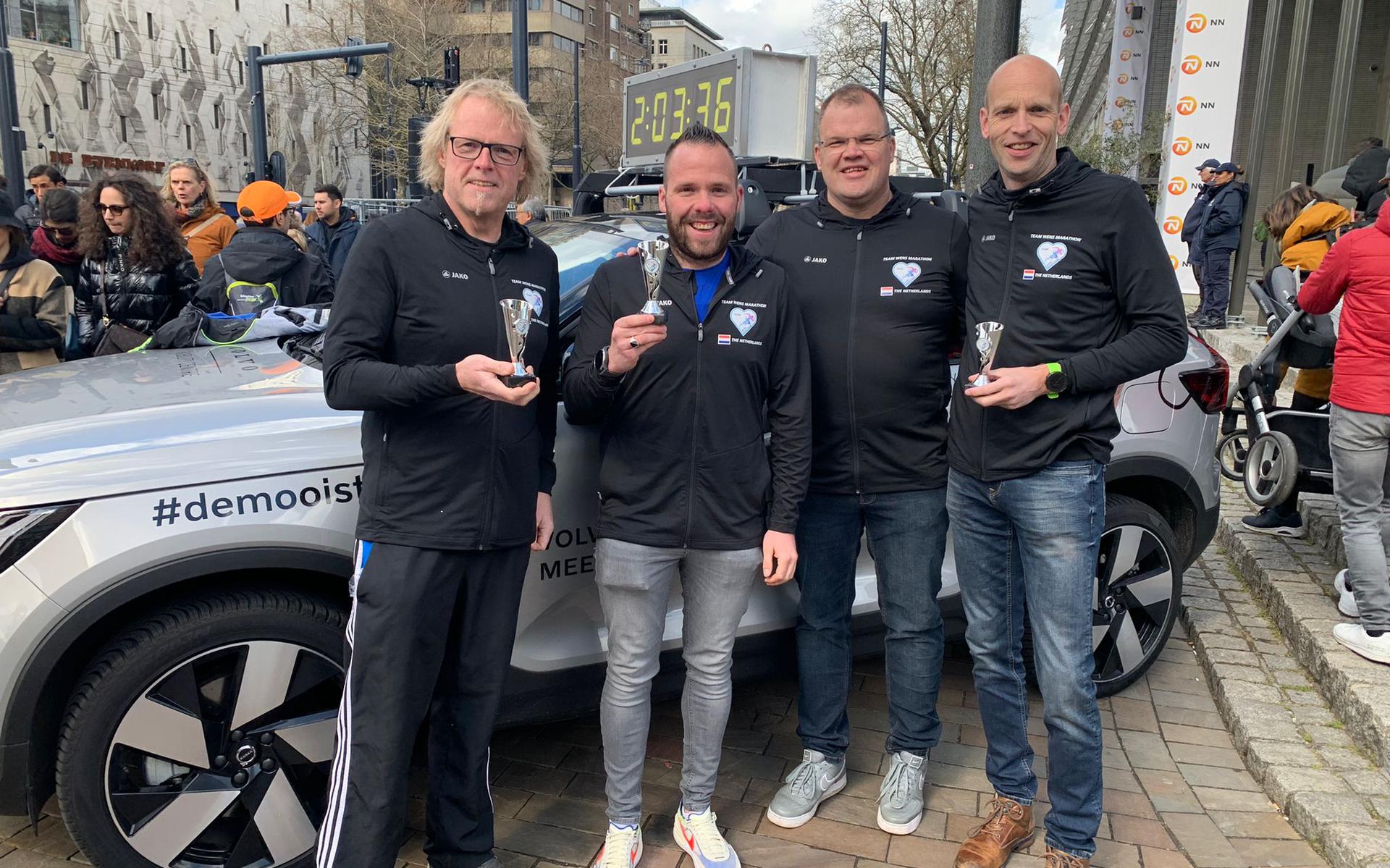 Team Wens Marathon tijdens de Rotterdam Marathon 2022, met vlnr. Jan Johan ten Have, Frekie Jongsma, Johannes Houwen en Arjan Reit.