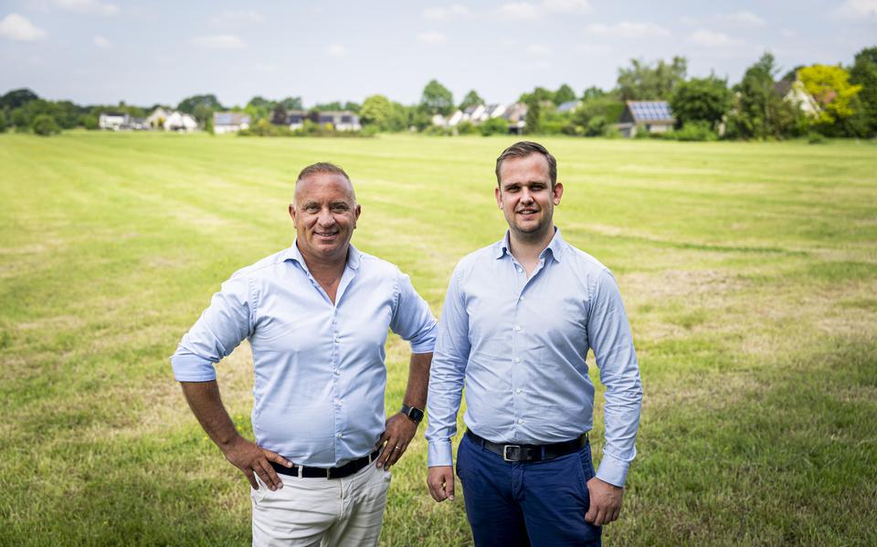 Matthieu Pasveer en Thijs Hilberdink, grondhandelaren bij hun verkavelde perceel aan de Westerhorn in Eelde. 