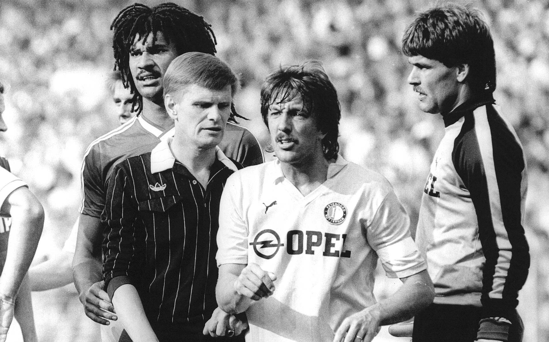 Scheidsrechter Egbert Mulder in actie in 1986 tijdens Feyenoord-PSV, met links van hem Ruud Gullit en rechts Ben Wijnstekers en doelman Joop Hiele.