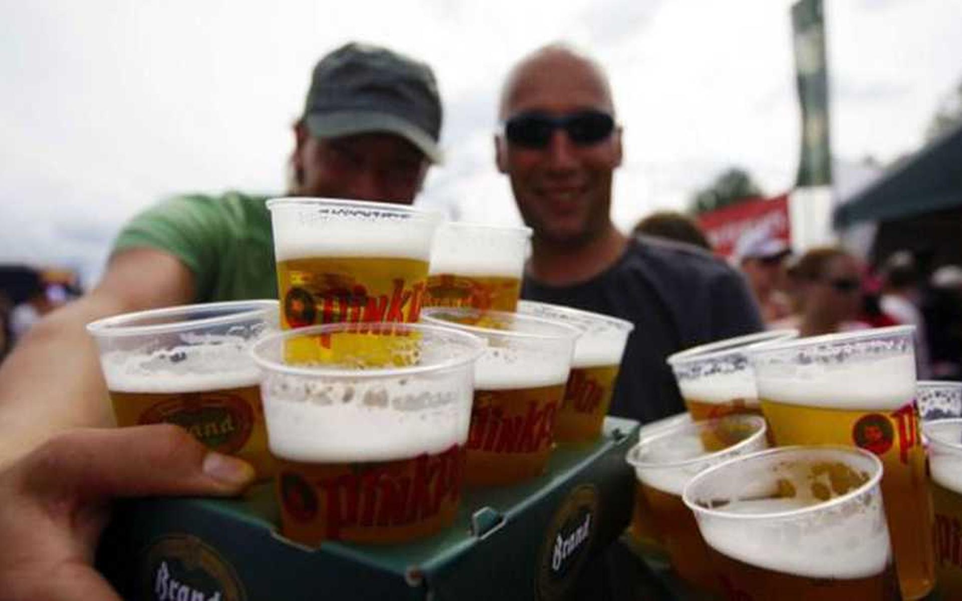 Dat wordt even slikken: festivalbiertje gaat door magische grens van 3 euro. 'Je moet het toch ergen