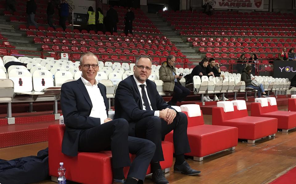 Secretaris Gert-Swaving en penningmeester Ronald Arkema (r) in 2019 voor de aanvang van een Europacup wedstrijd