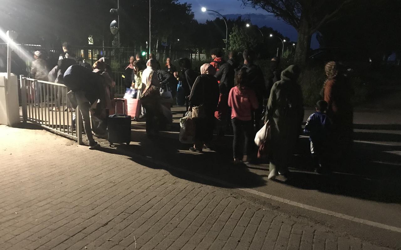 Er moet snel een blijvende oplossing komen voor de 'mensonterende' situatie in het overvolle asielcentrum in Ter Apel, vindt de Groninger provinciepolitiek. Er moet snel een blijvende oplossing komen voor de 'mensonterende' situatie in het overvolle asielcentrum in Ter Apel, vindt de Groninger provinciepolitiek.