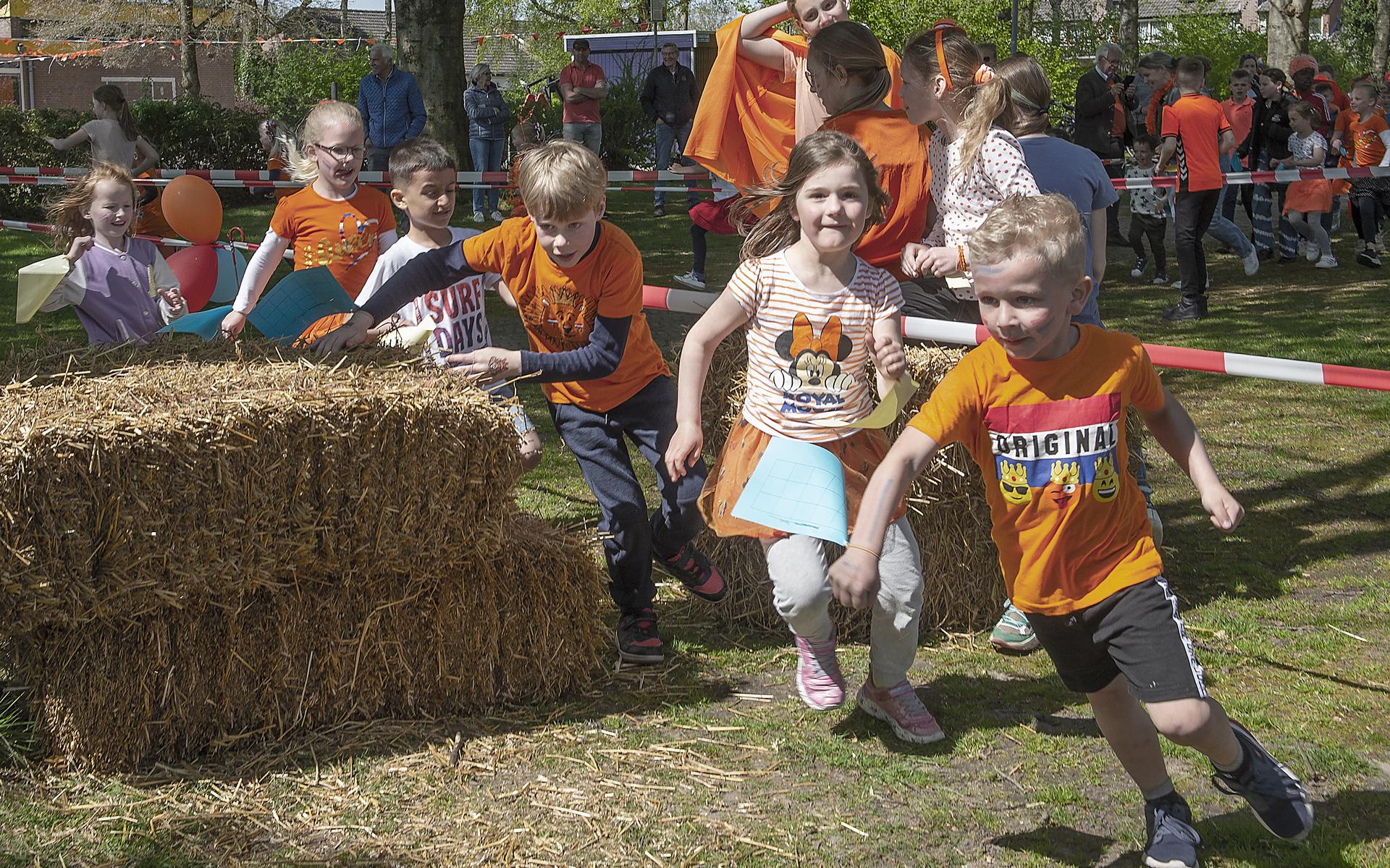 De Linderakkers in Valthe: Koningsdans, spelletjes en rennen voor Oekraïne en een tafeltennistafel v