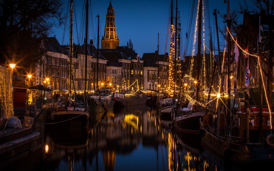 Rondje Diepenring: historische schepen aan het Hoge der Aa. 
