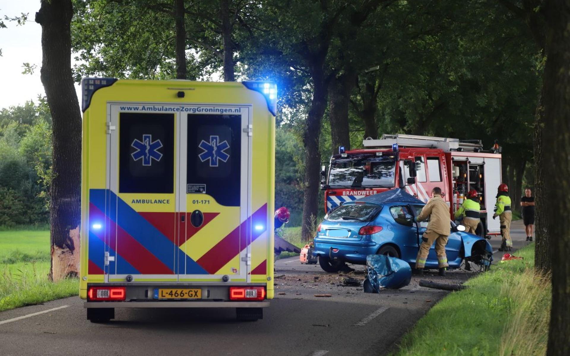 De auto raakte zijwaarts een boom op de Hoofdweg bij Scharmer.