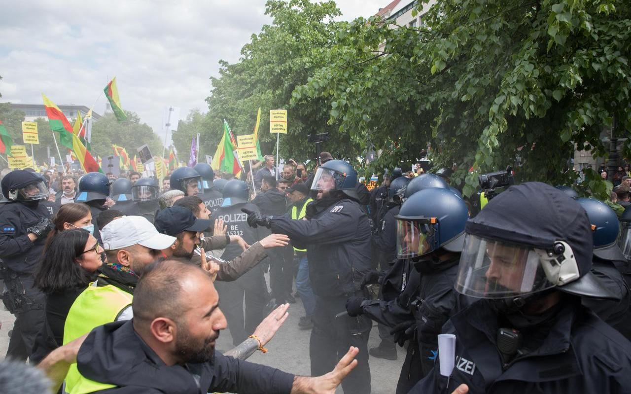 <cutline_content>Bij Koerdische protesten, zoals deze maand in Duitsland, duiken ook vlaggen van de PKK op – tot ergernis van Turkije. <cutline_content>Bij Koerdische protesten, zoals deze maand in Duitsland, duiken ook vlaggen van de PKK op – tot ergernis van Turkije.