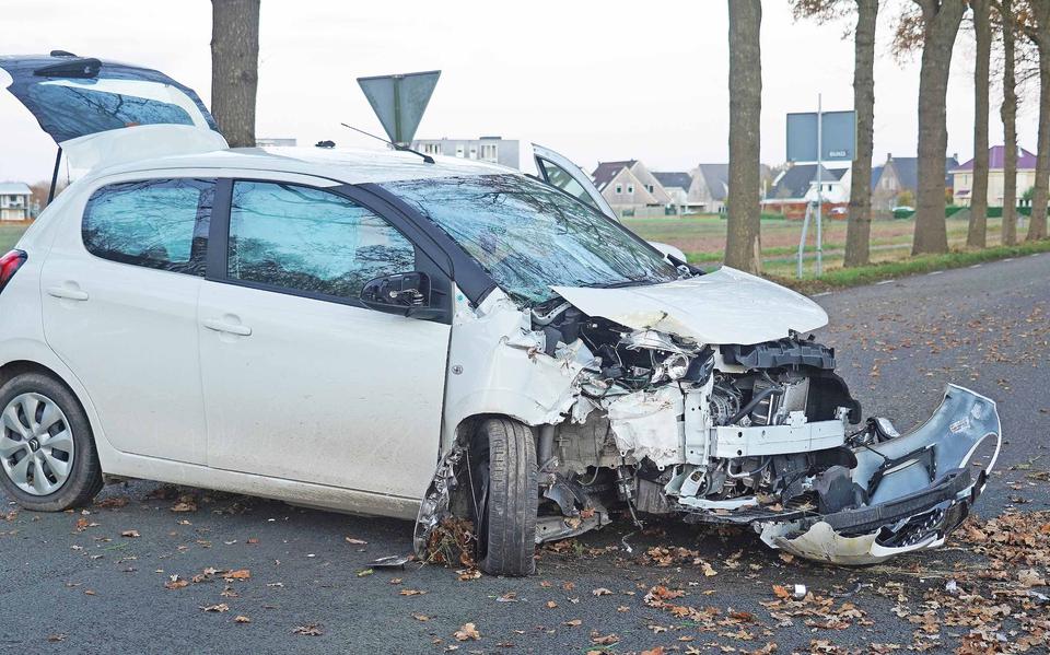 Automobilist met spoed naar ziekenhuis na botsing tegen boom in Havelte.