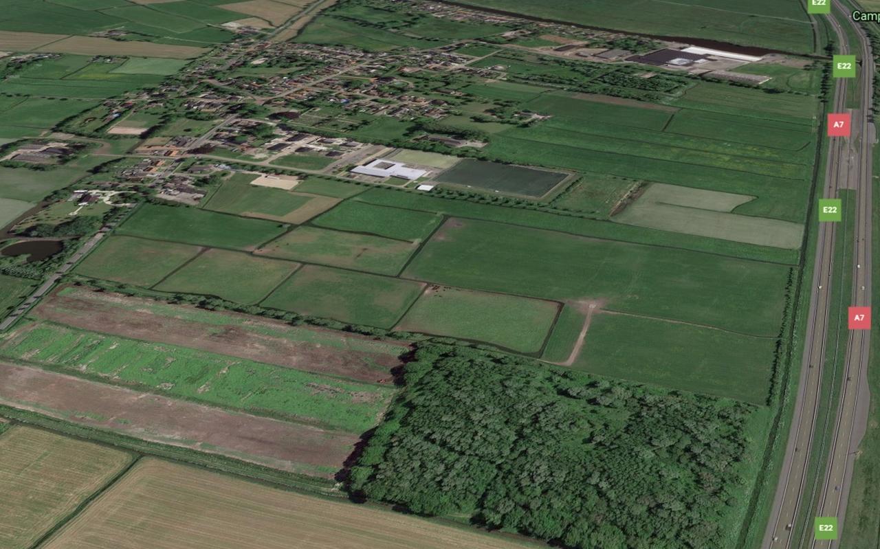 Het bos op deze voormalige vuilstort langs de A7 (voorgrond) verandert op initiatief van de EnergieCoöperatie Oostwold in een zonnepark voor bewoners van het dorp in het Westerkwartier. Het bos op deze voormalige vuilstort langs de A7 (voorgrond) verandert op initiatief van de EnergieCoöperatie Oostwold in een zonnepark voor bewoners van het dorp in het Westerkwartier.