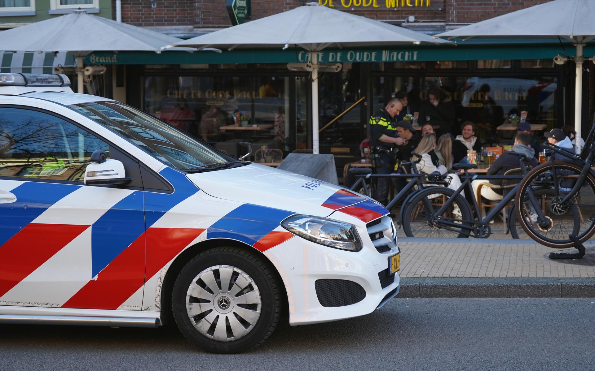                                
De politie doet onderzoek na het steekincident op het Gedempte Zuiderdiep.                 