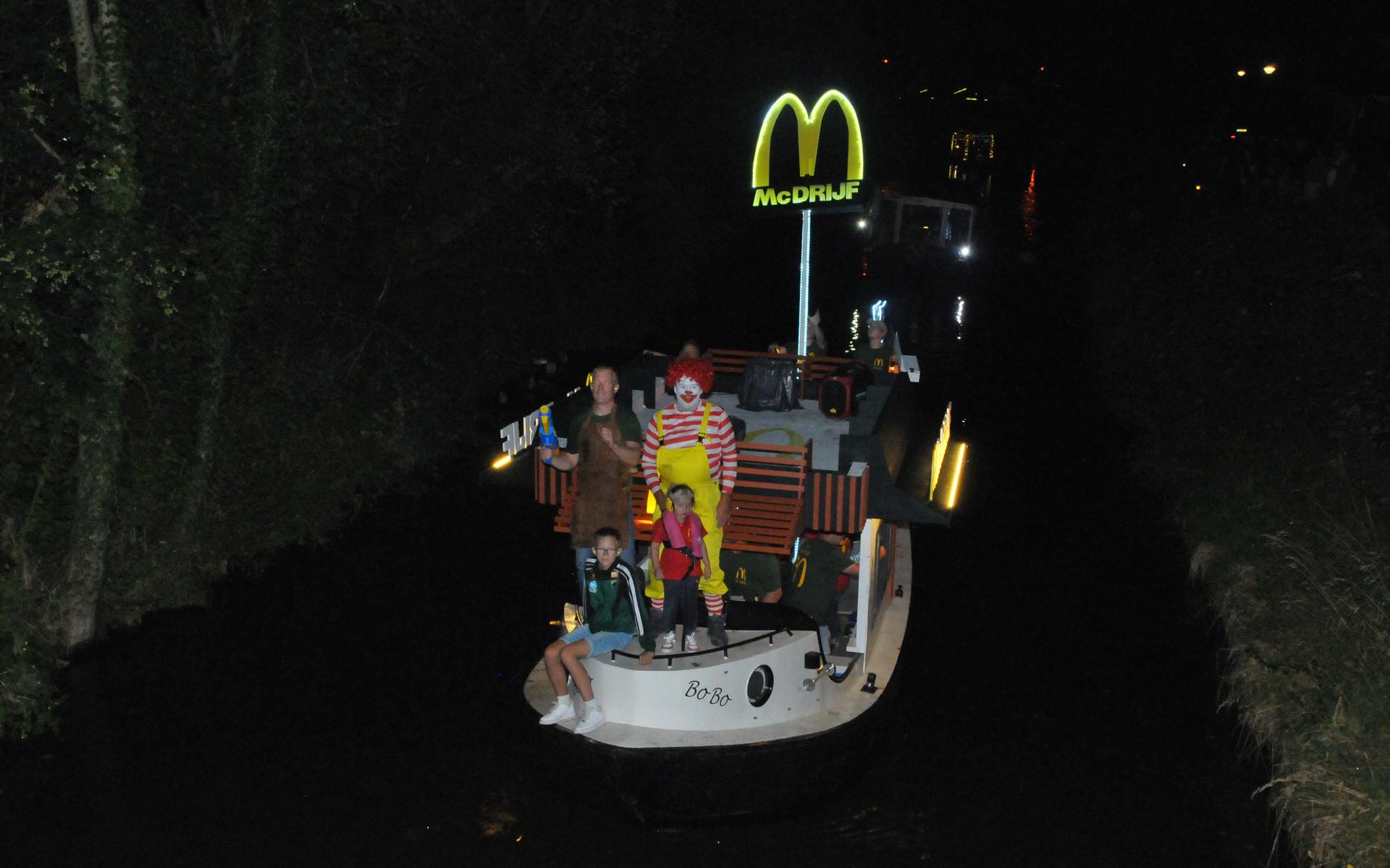 Veel publiek voor gondelvaart 85-jarige ijsclub in Middelstum