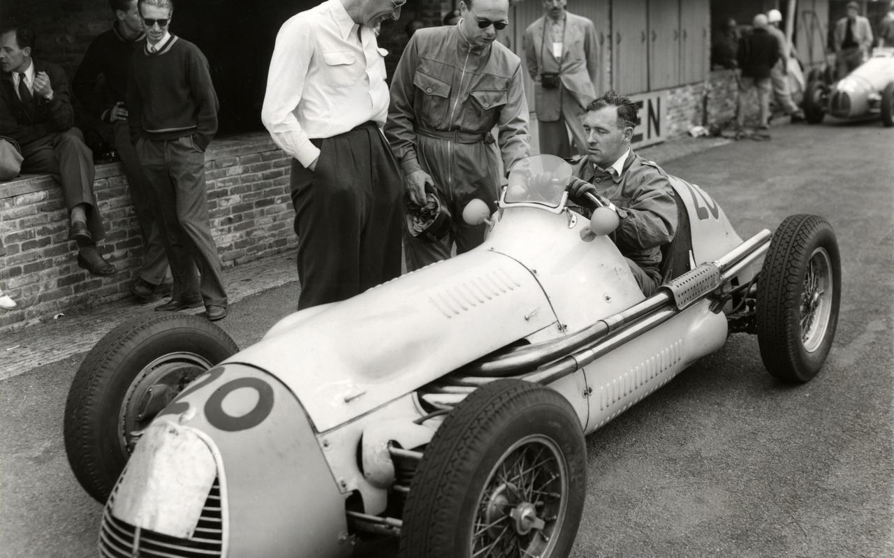 In 1952 wordt tijdens de Grand Prix op het circuit van Zandvoort voor het eerst een wedstrijd georganiseerd die onderdeel is van het wereldkampioenschap. Op de vrijdagmiddag 15 augustus wordt al druk voor de kwalificatie van de Grote Prijs van Nederland getraind. In de pits bespreken de twee Nederlandse deelnemers Jan Flinterman in zijn Maserati A6 GCM, en Dries van der Lof (met zonnebril) hun kansen. 