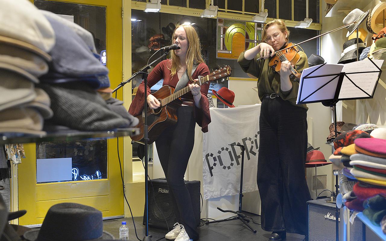 Optreden Lisa Ploeger (links) in hoedenzaak Trex in Emmen. Mede mogelijk gemaakt door ingevlogen vrijwilligers. 
