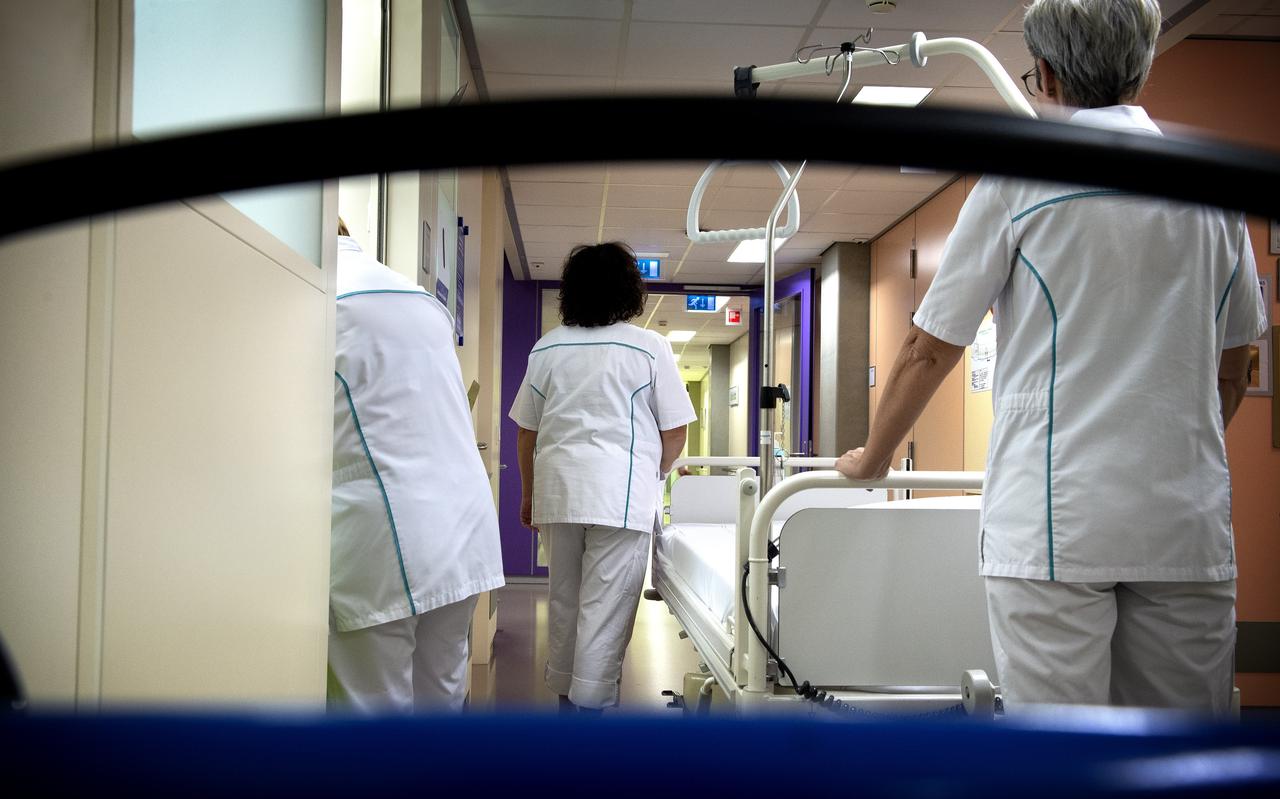 De zorg dreigt volledig vast te lopen door het steeds grotere aantal coronapatiënten. De zorg dreigt volledig vast te lopen door het steeds grotere aantal coronapatiënten.