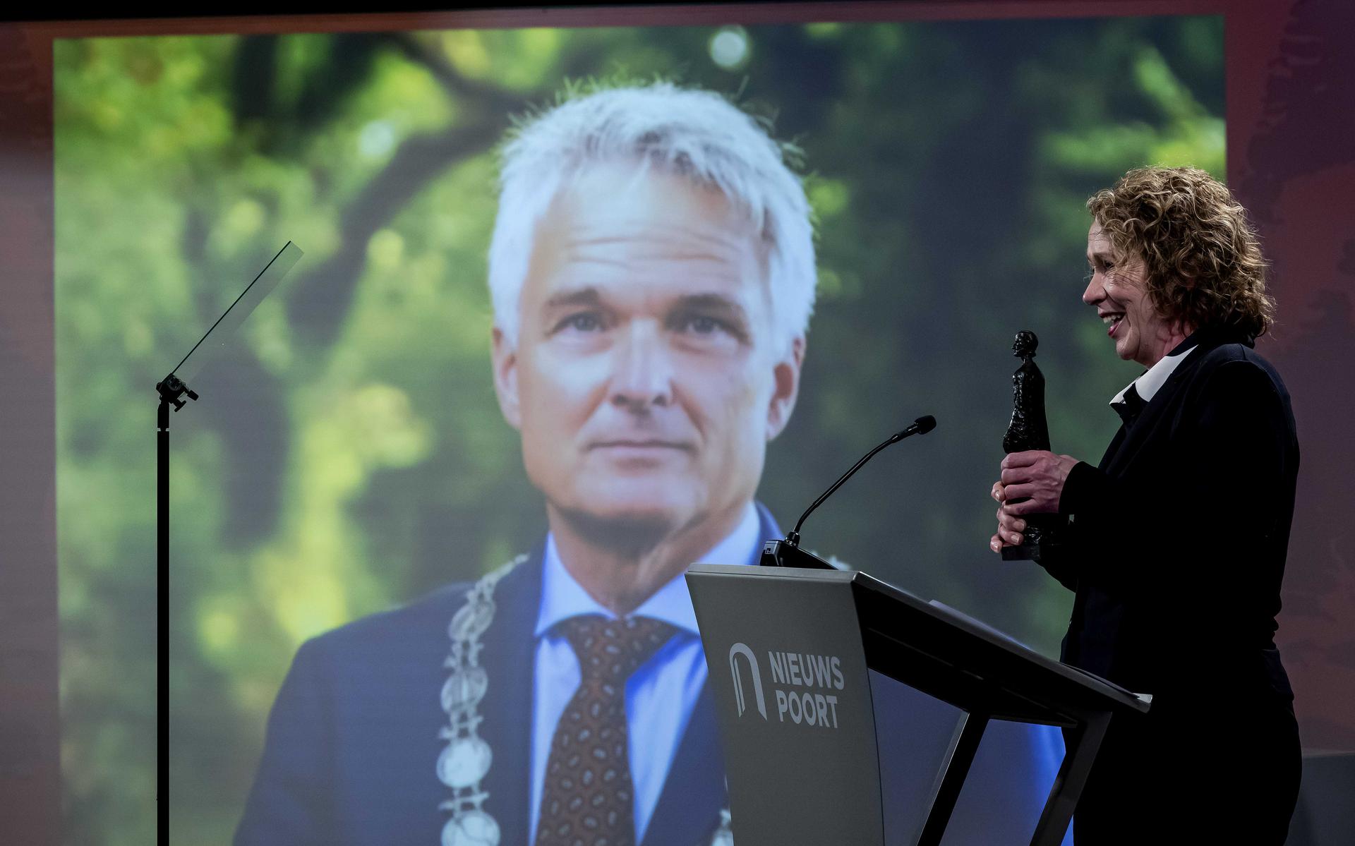 Loco-burgemeester Giny Luth neemt wegens ziekte de Machiavelliprijs 2023 in ontvangst voor burgemeester Jaap Velema.