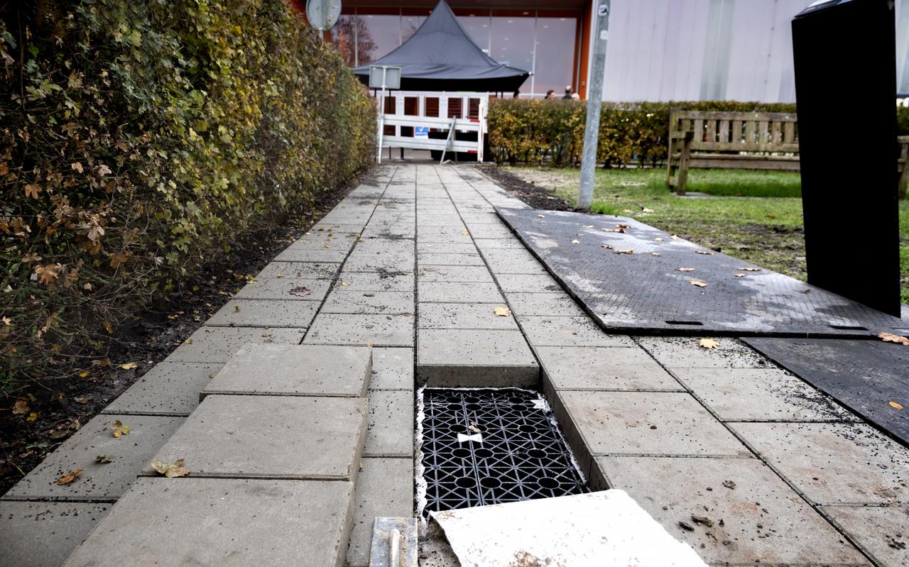 Het buffertrottoir voor de Aletta Jacobshal biedt oplossing voor de hernieuwde strijd tegen het water. Het buffertrottoir voor de Aletta Jacobshal biedt oplossing voor de hernieuwde strijd tegen het water.