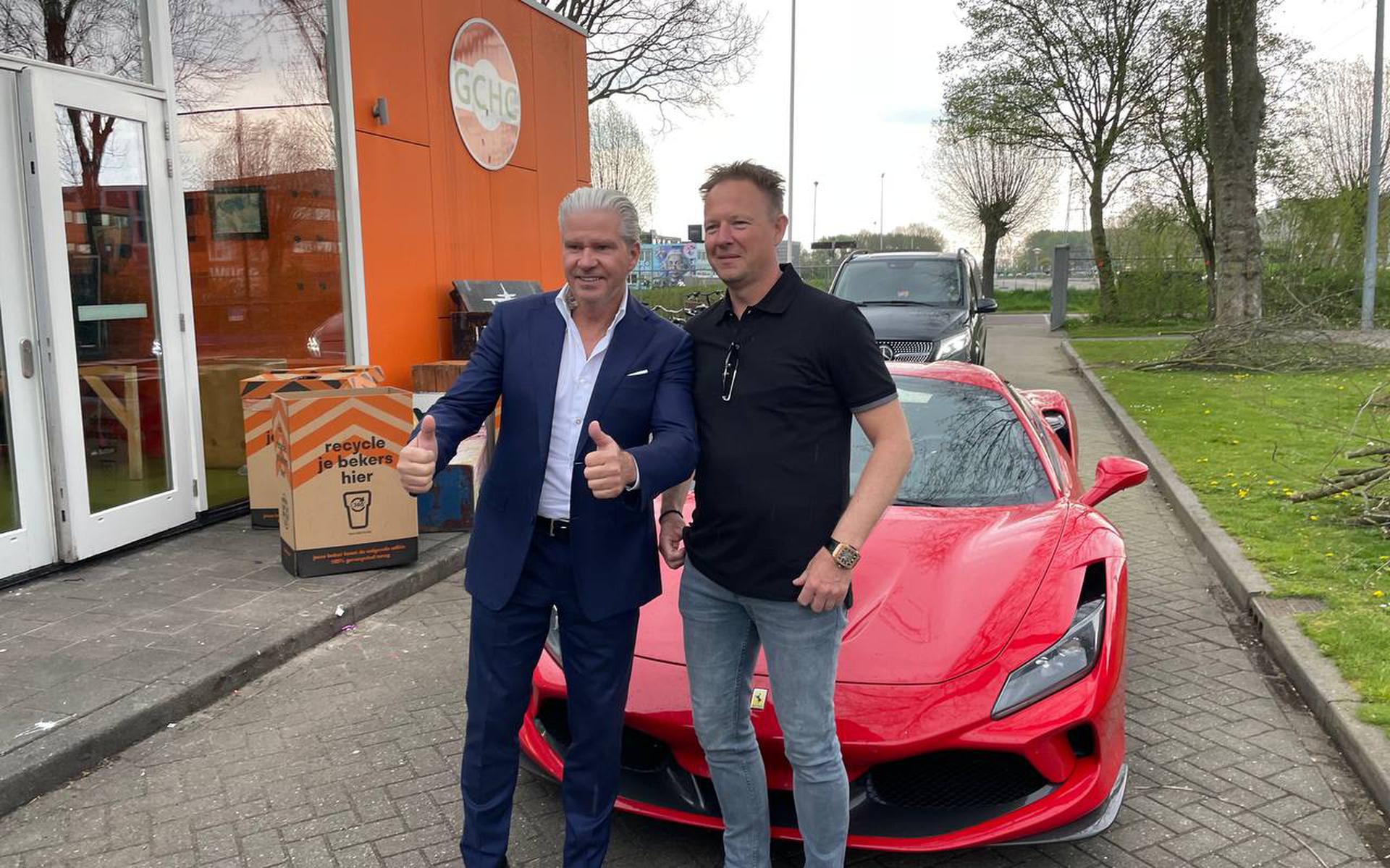 Dries Roelvink gareggia con il capo immobiliare Wim de Vries nella sua Ferrari rossa attraverso il campo Forward.  “Gli M&M blu funzionavano ancora, ma gli asciugamani puliti no”