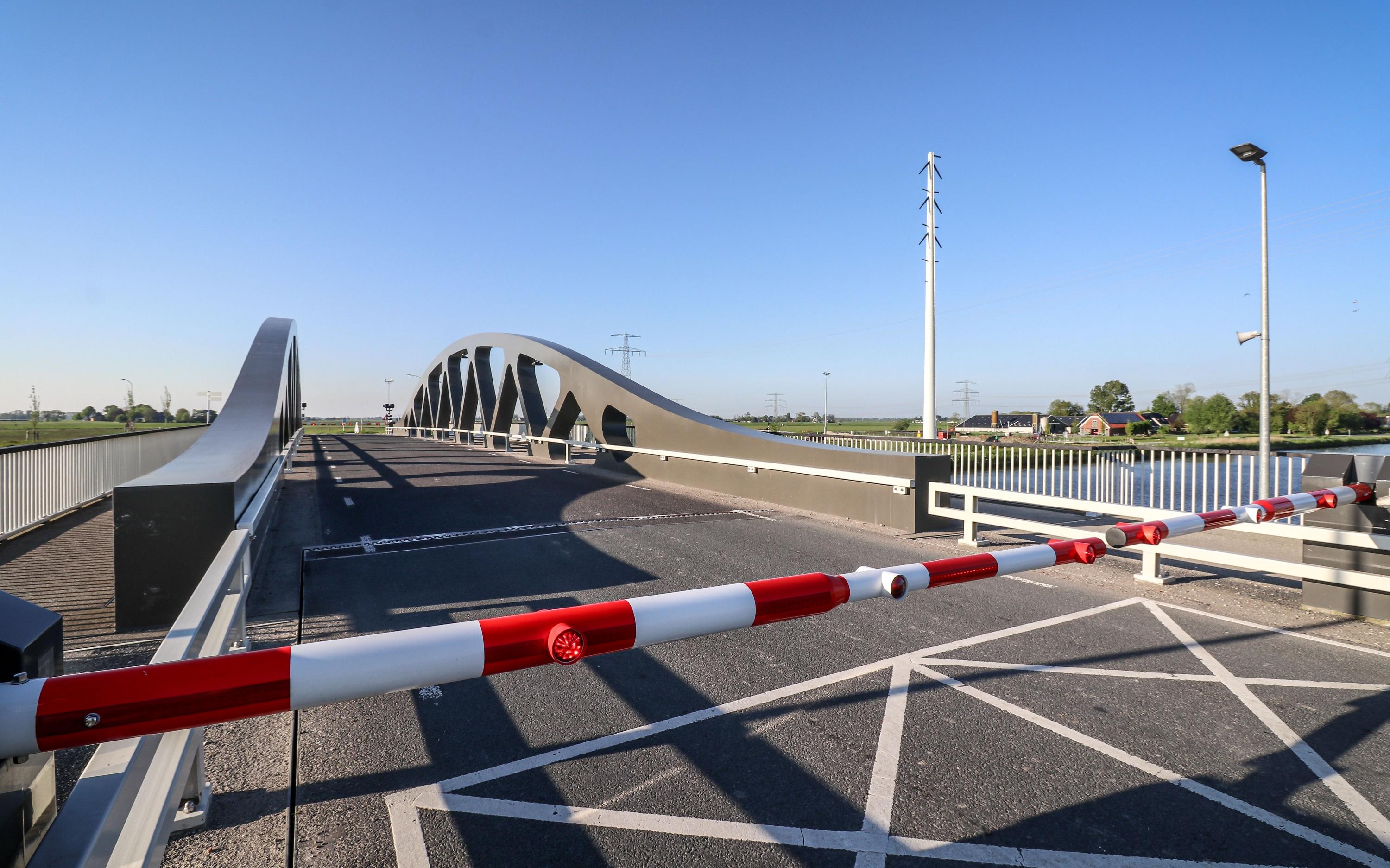 Brug Van Starkenborghkanaal bij Aduard blijft hele weekend in storing, technici Rijkswaterstaat zoek