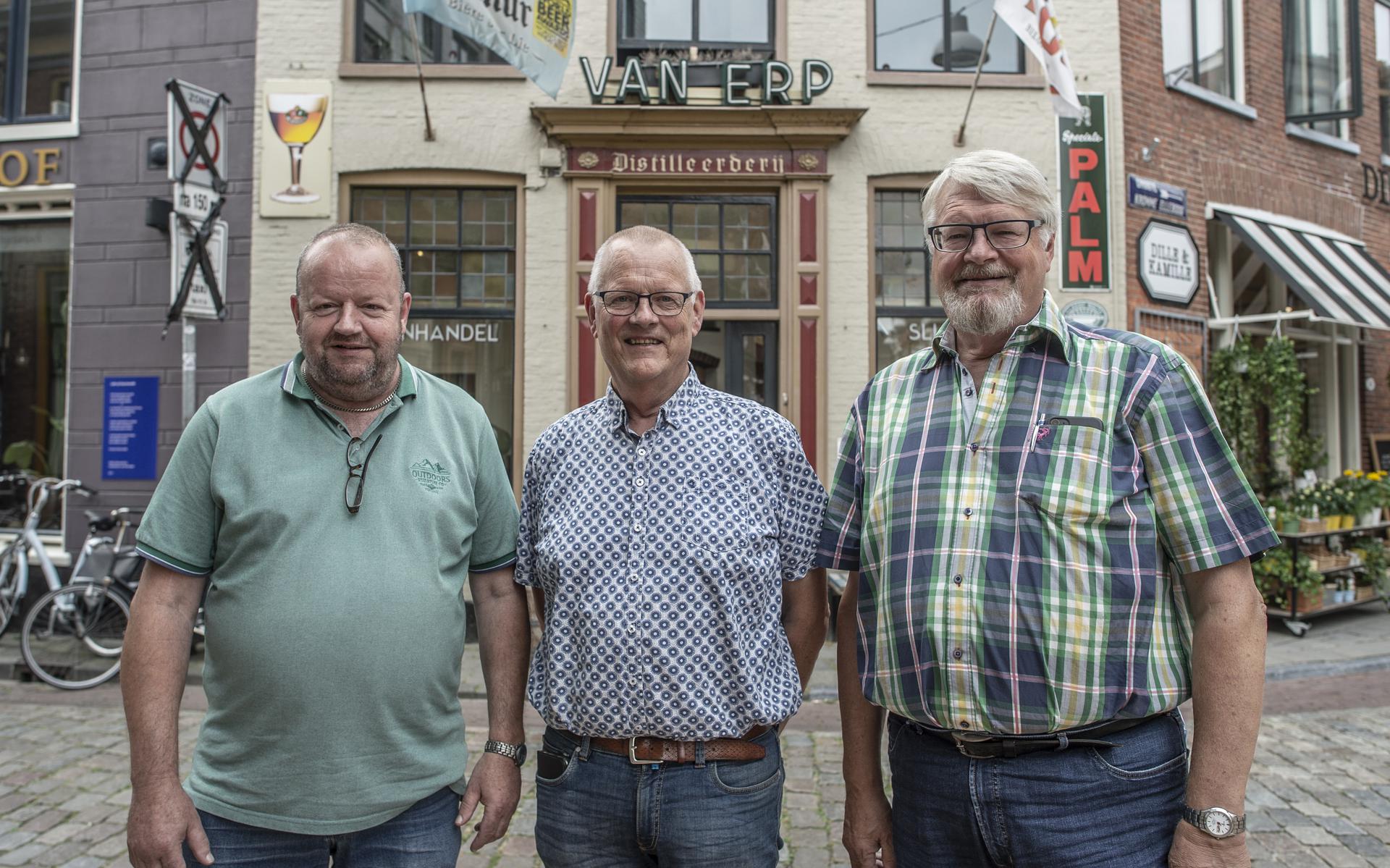 Tom Brouwers, Gerard van Erp en Herman van Erp (vlnr) voor de drankenspeciaalzaak. 