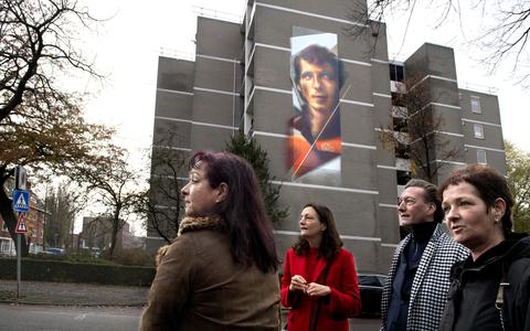  Sandra Nanninga (dochter van Dick Nanninga) , initiatiefnemers Sandra Beckerman en Tjeerd van Dekken en de andere dochter van de voetballer, Petra Nanninga (vlnr) bij de onthulling van het portret.