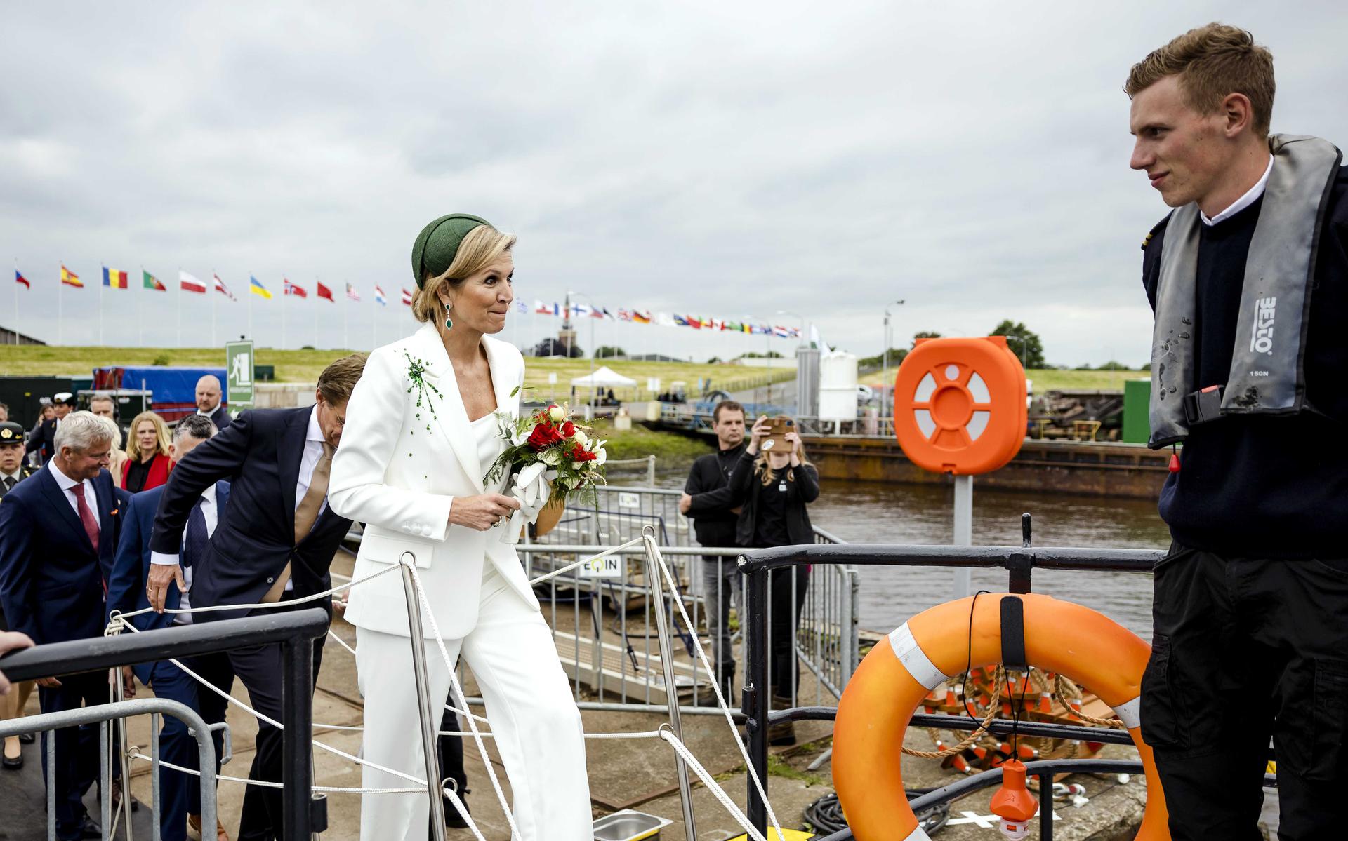 Queen Máxima baptizes Máxima and Alexia in the port of Delfziel.  See the pictures here