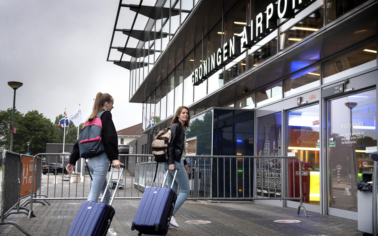 Passagiers voor de vertrekhal van Groningen Airport Eelde.                                                                                                                                                                                                                                                                                                                     